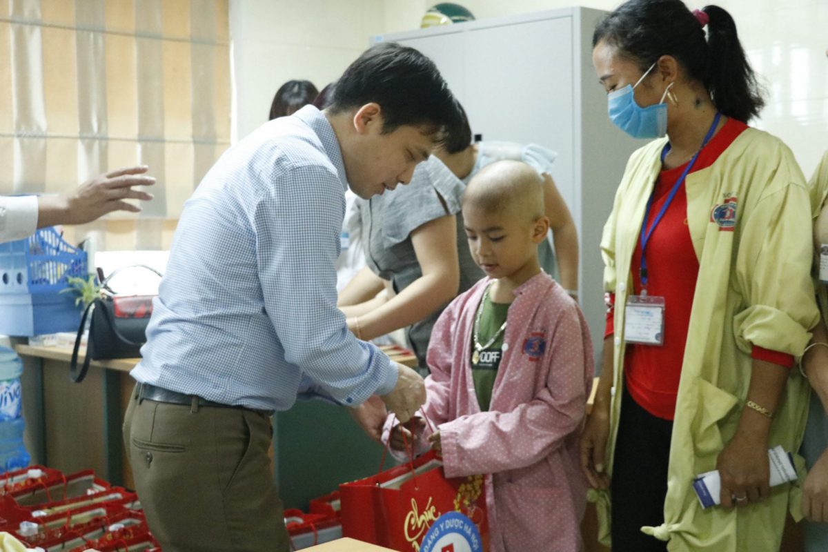 Trường Cao đẳng Y Dược Hà Nội thăm và tặng quà trẻ em có hoàn cảnh khó khăn tại Bệnh viện K cơ sở Tân Triều