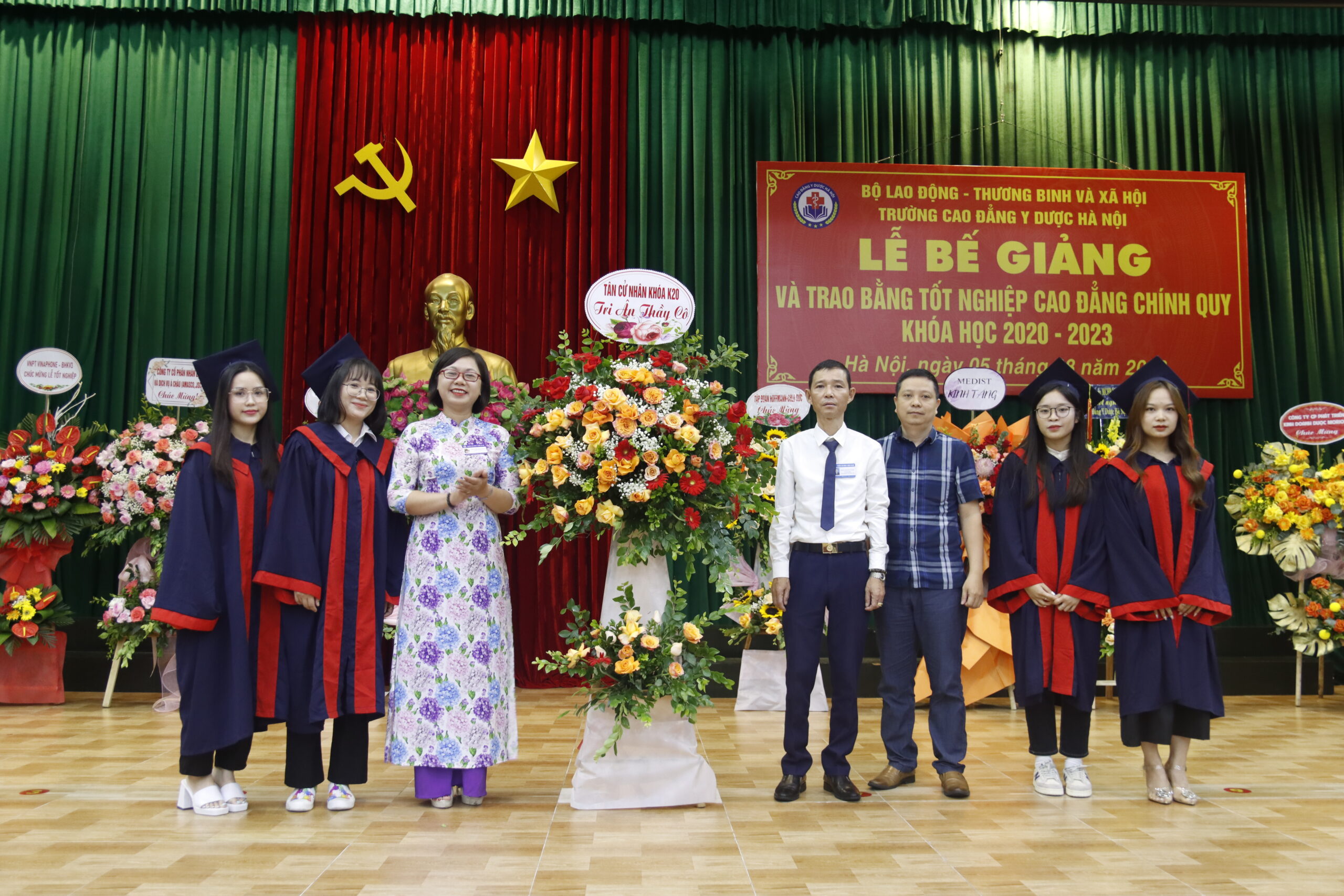 Trường Cao đẳng Y Dược Hà Nội trao bằng tốt nghiệp cho hàng trăm tân cử nhân Khoá 20
