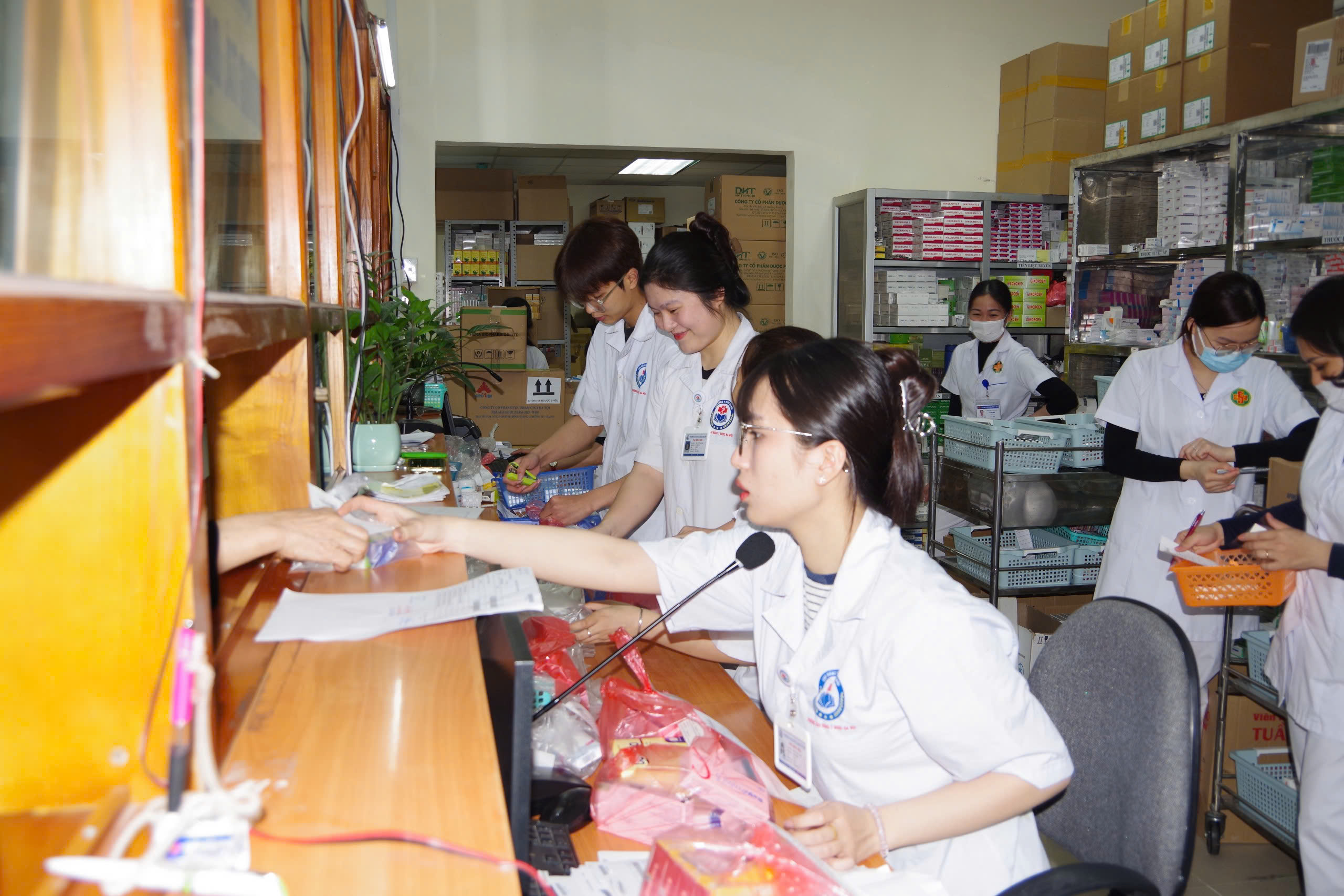 Sinh viên ngành Dược – Trường Cao đẳng Y Dược Hà Nội thực tập tại Bệnh viện Quân Y 354